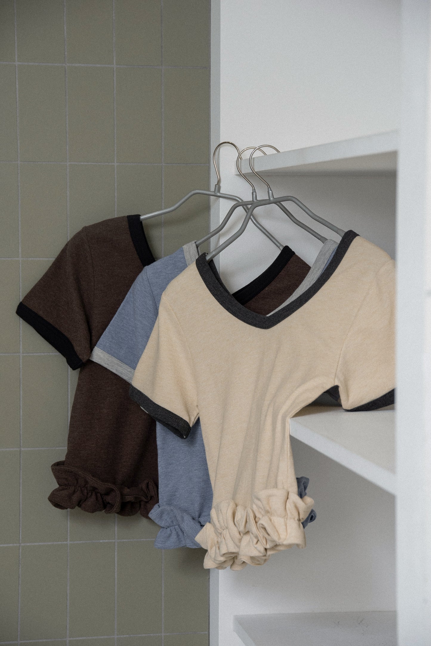 bicolor hem ruffle v tops