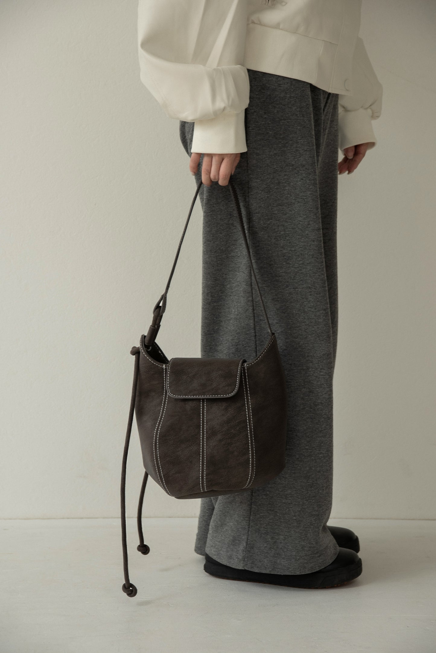 2way round form flap bag