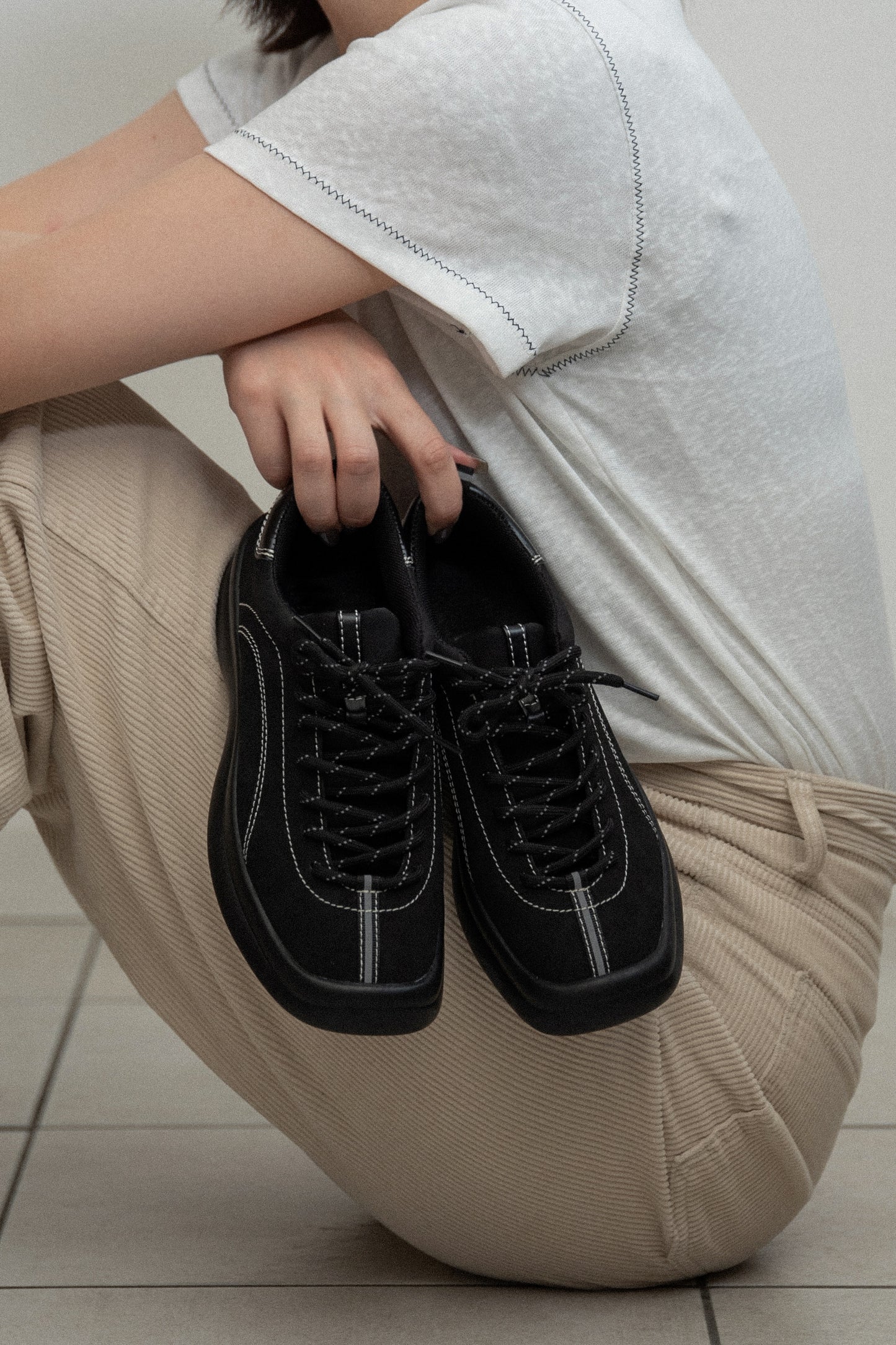square toe bi color stitch sneaker