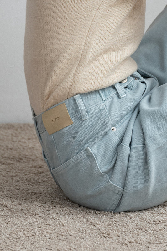 tuck button accent color pants