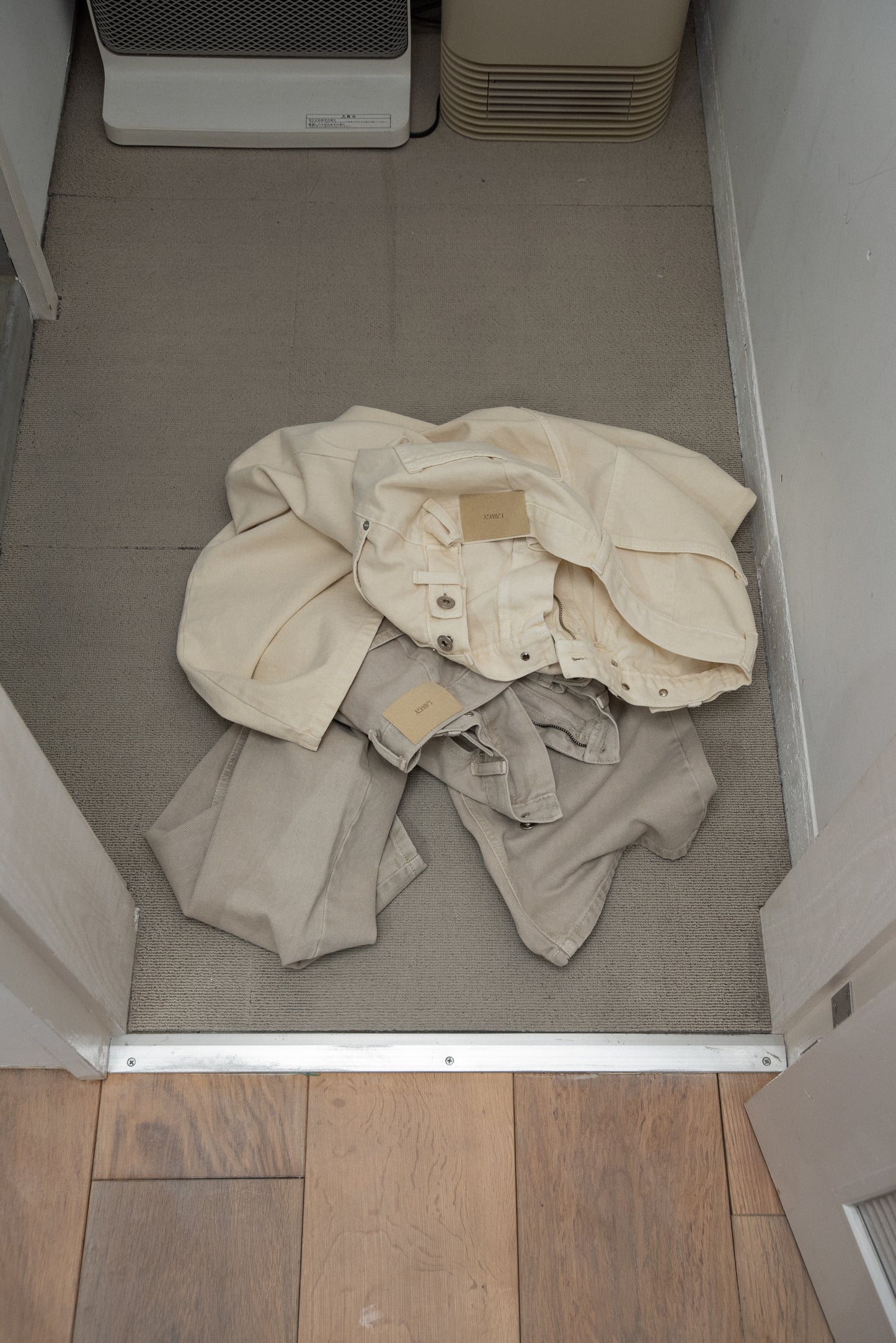 tuck button accent color pants