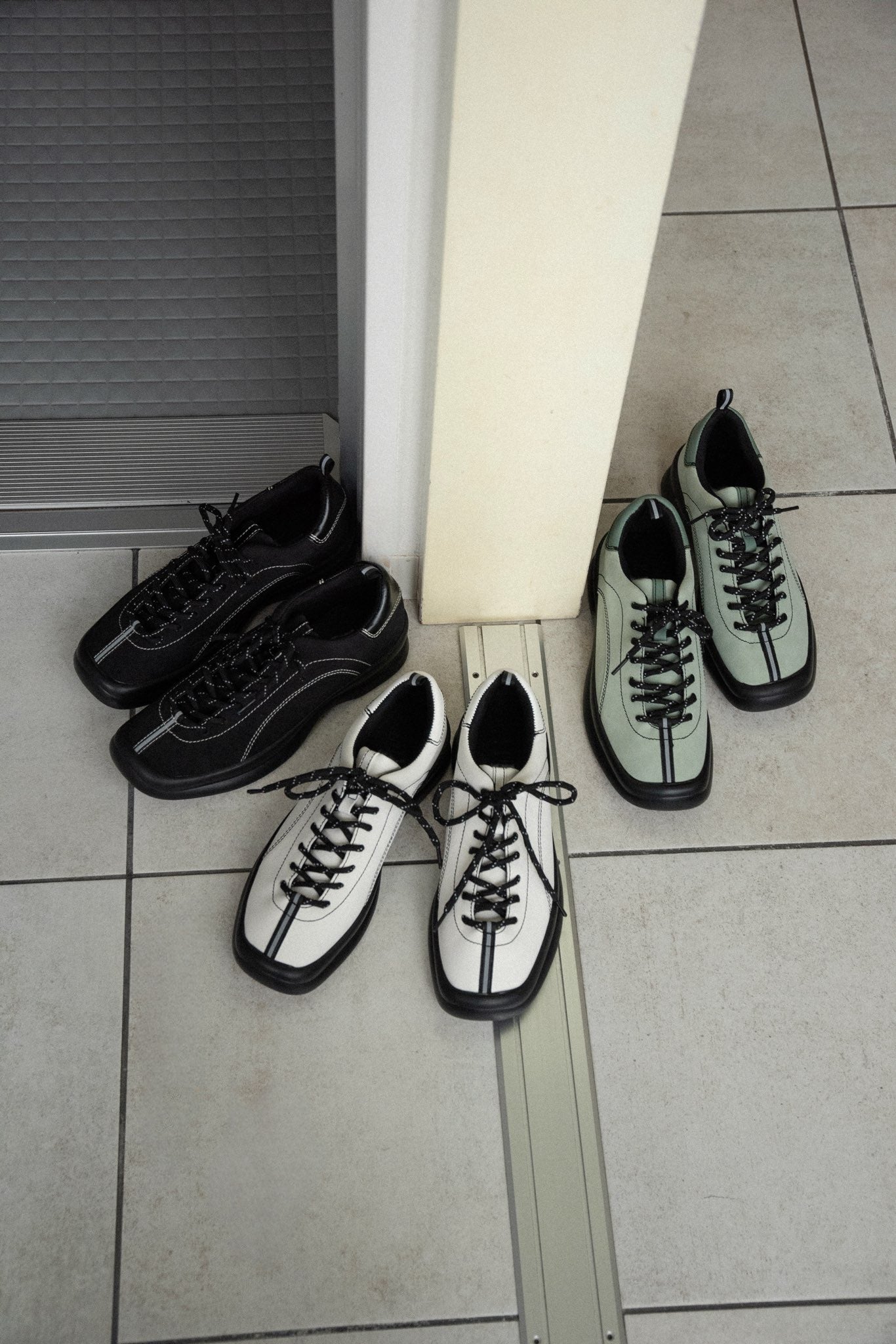 square toe bi color stitch sneaker