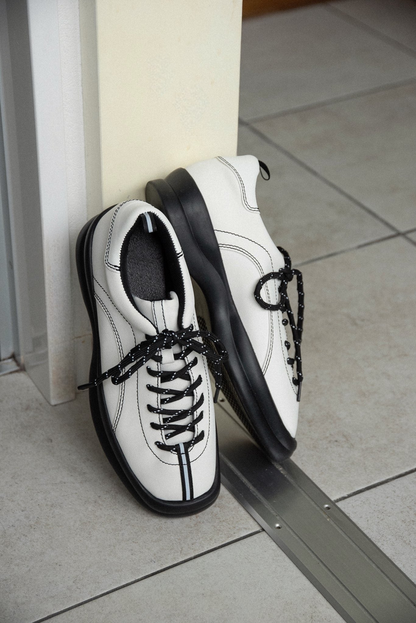 square toe bi color stitch sneaker