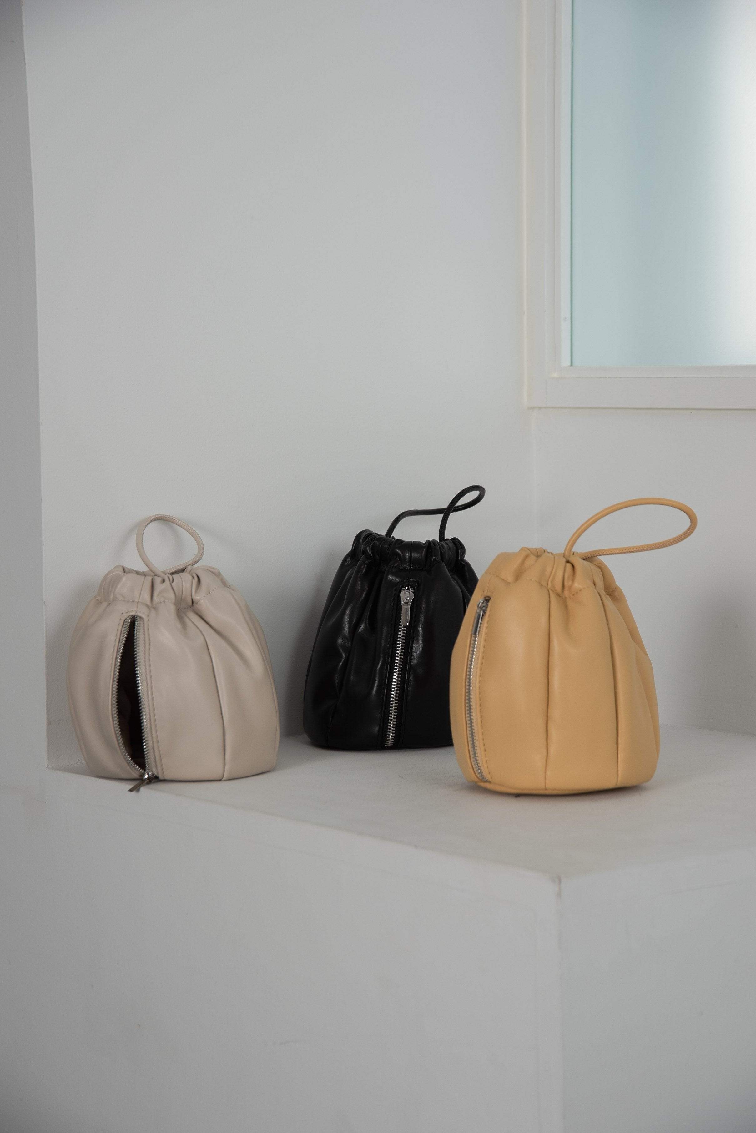 amiur drawstring bag - ハンドバッグ