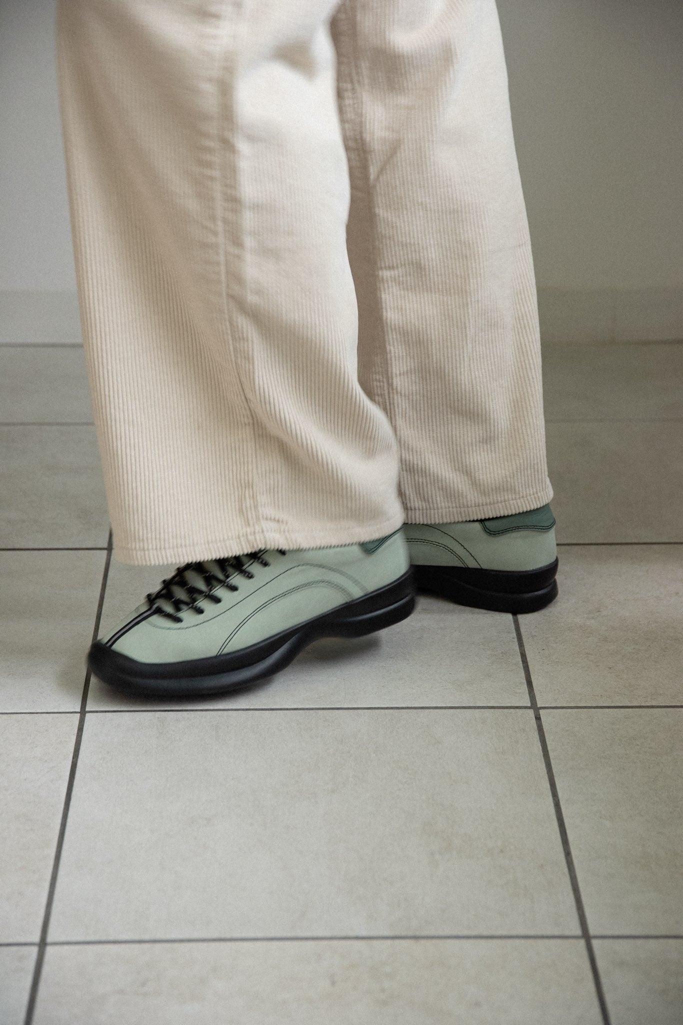 square toe bi color stitch sneaker