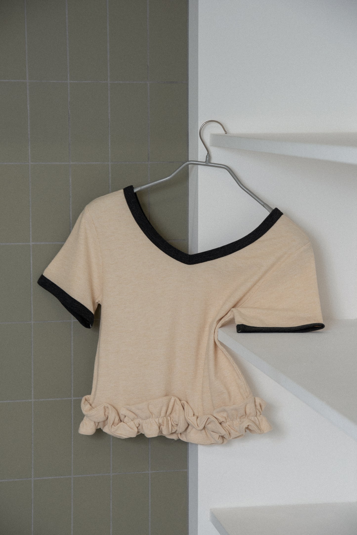 bicolor hem ruffle v tops