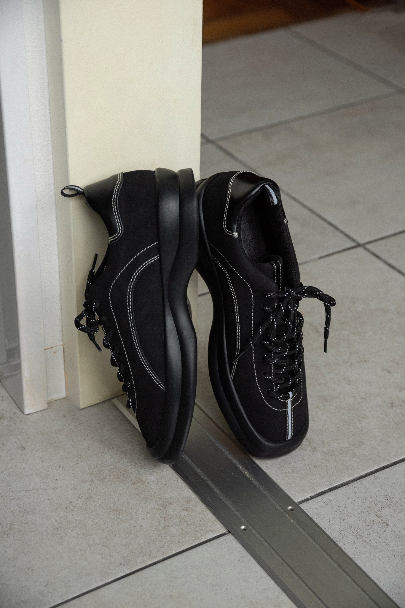 square toe bi color stitch sneaker