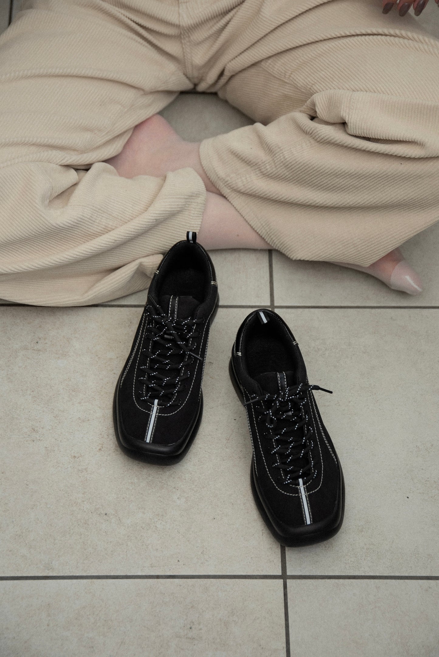 square toe bi color stitch sneaker