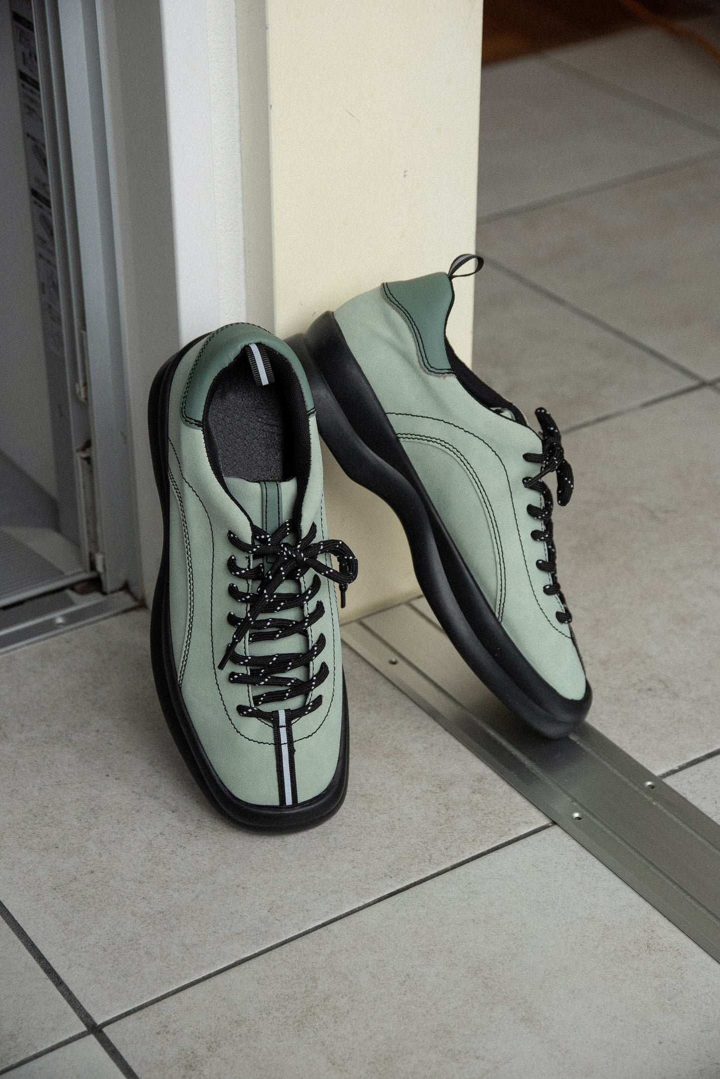 square toe bi color stitch sneaker