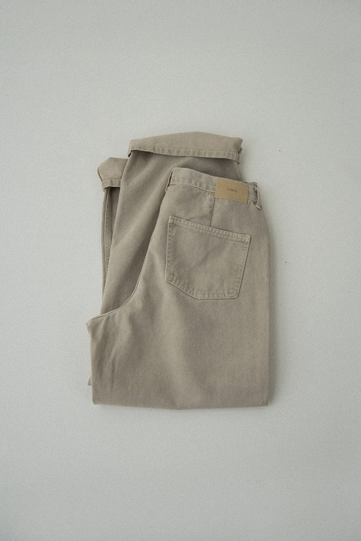 tuck button accent color pants