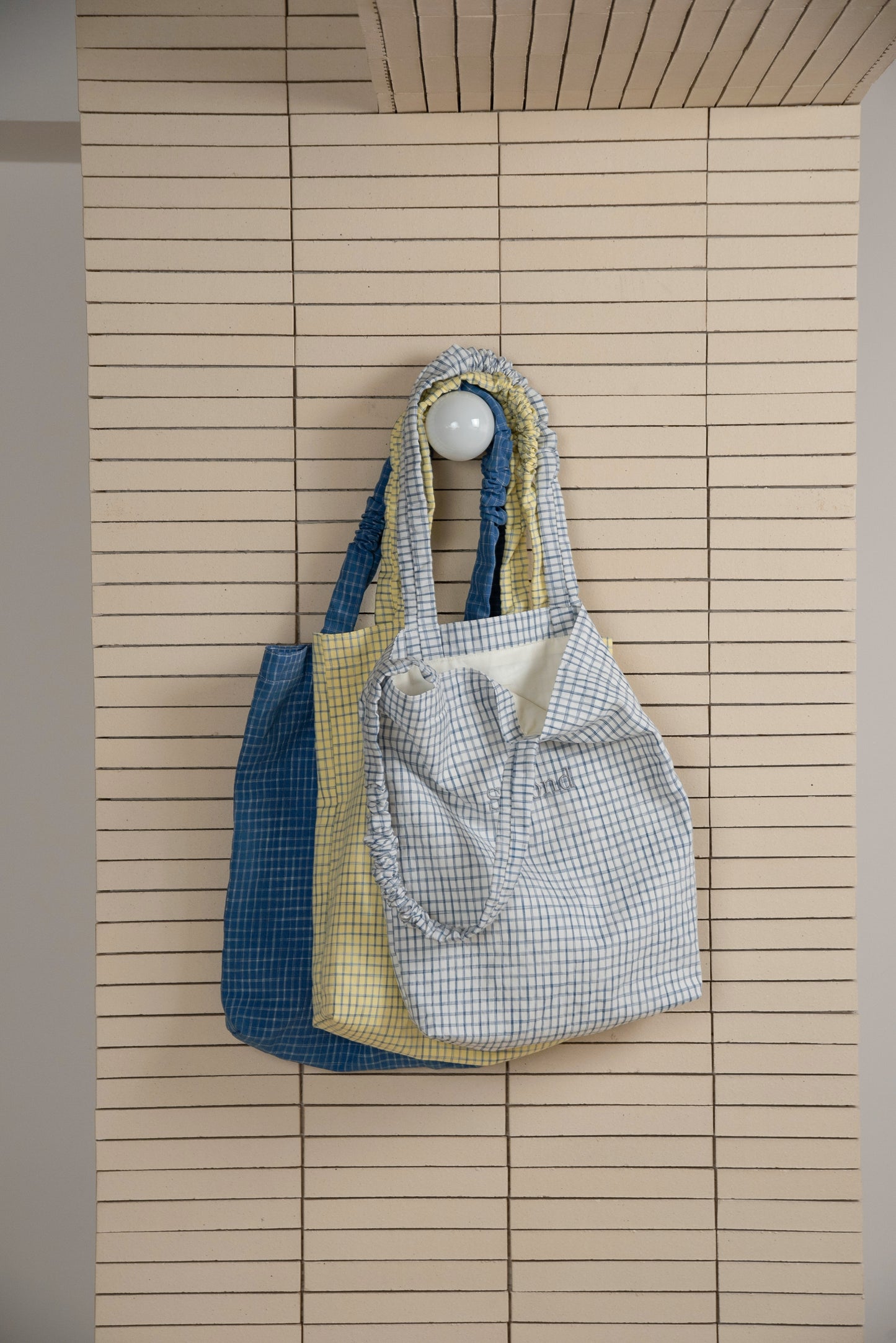 handle gather check tote bag