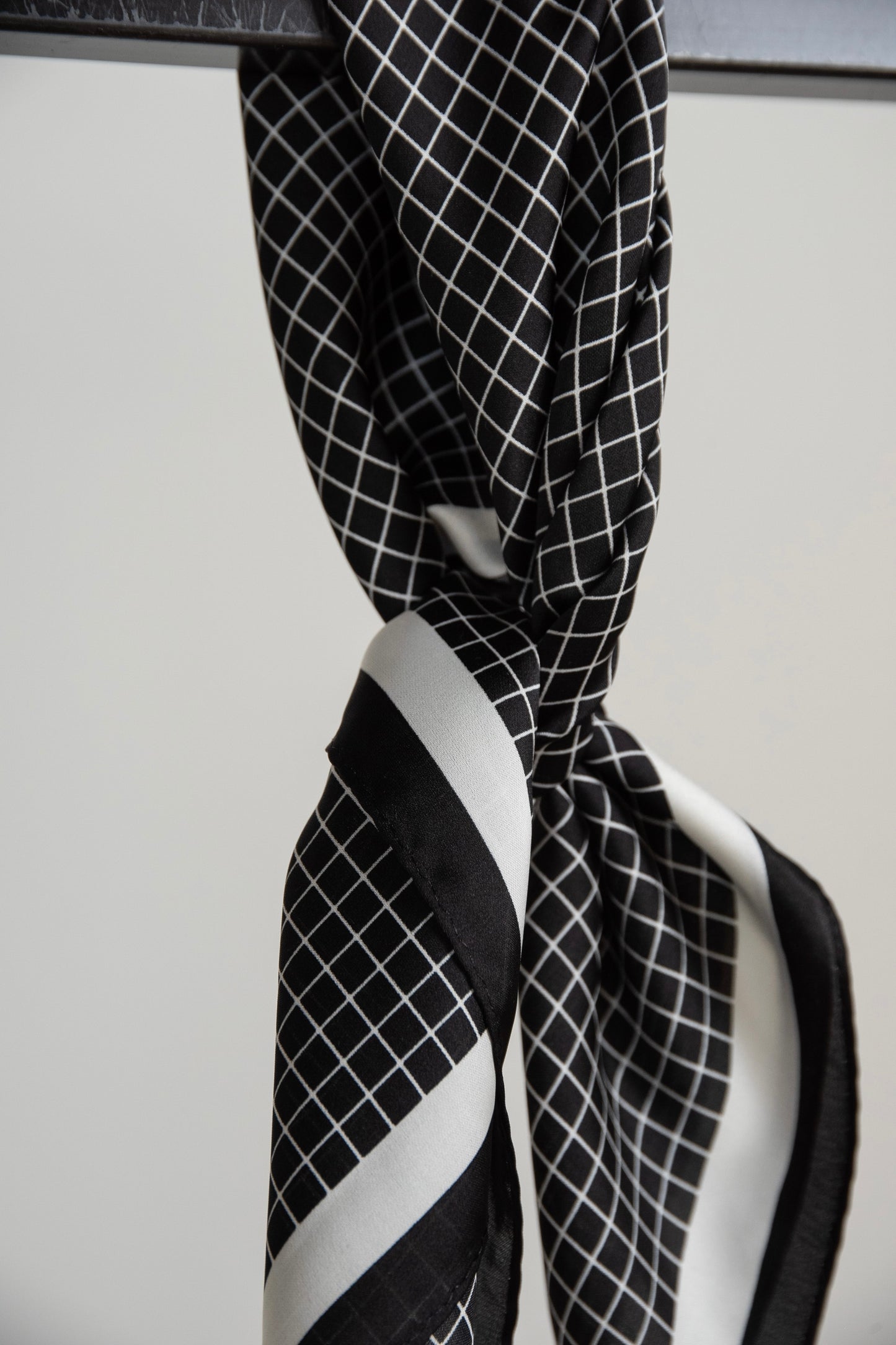square pattern accent line scarf