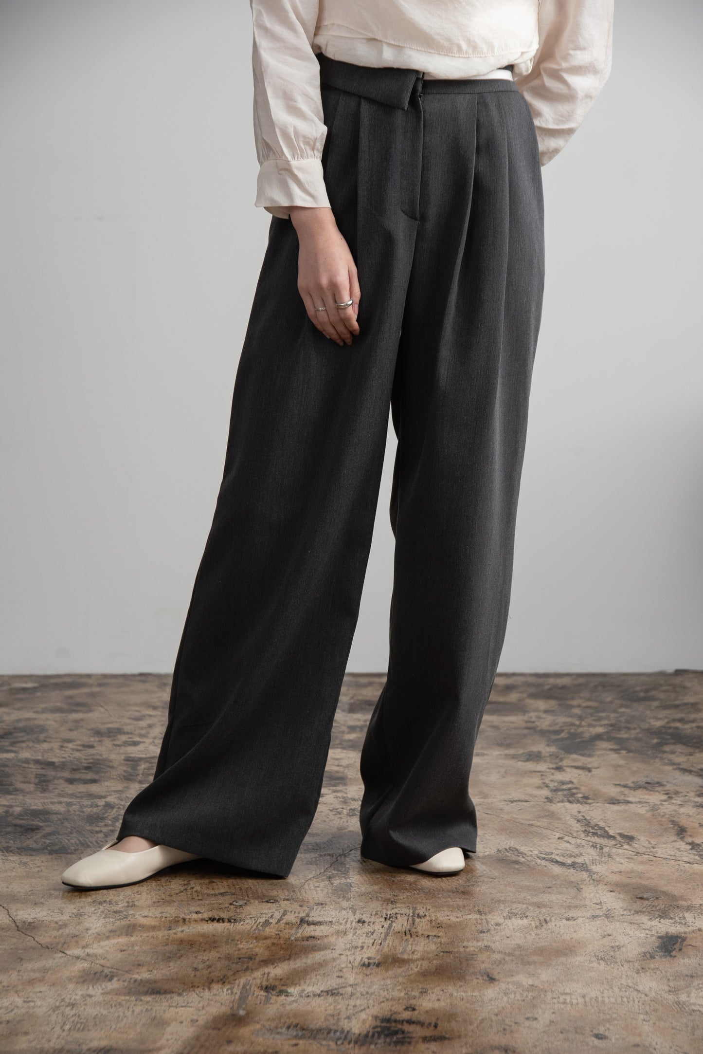 asymmetry design line tuck pants