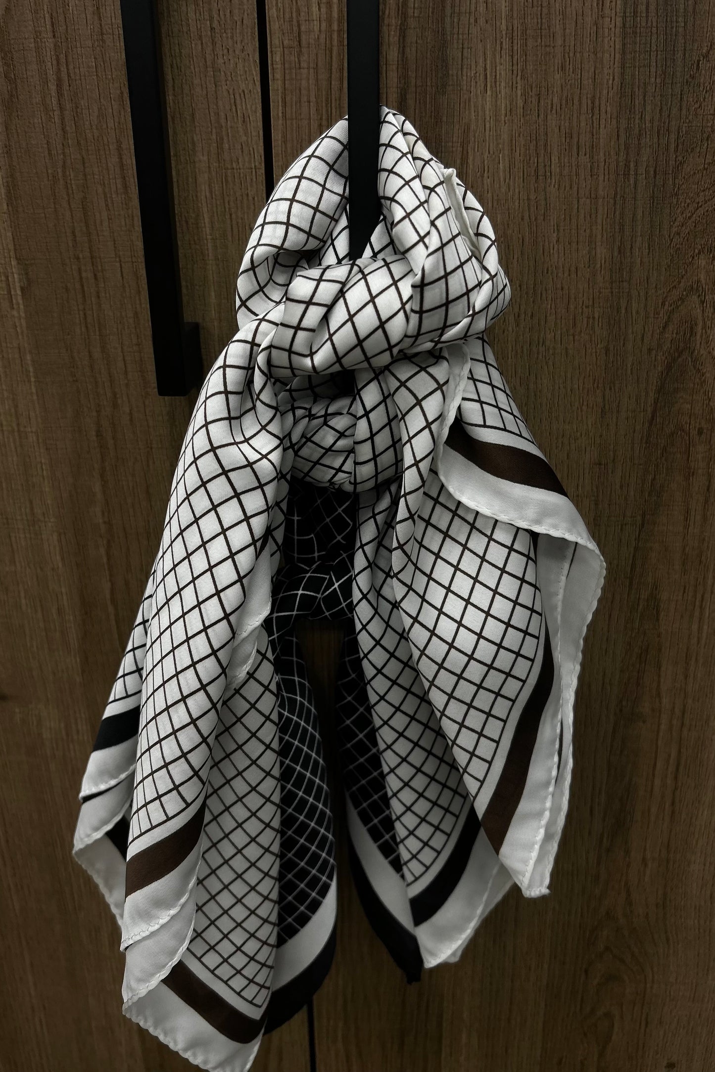 square pattern accent line scarf