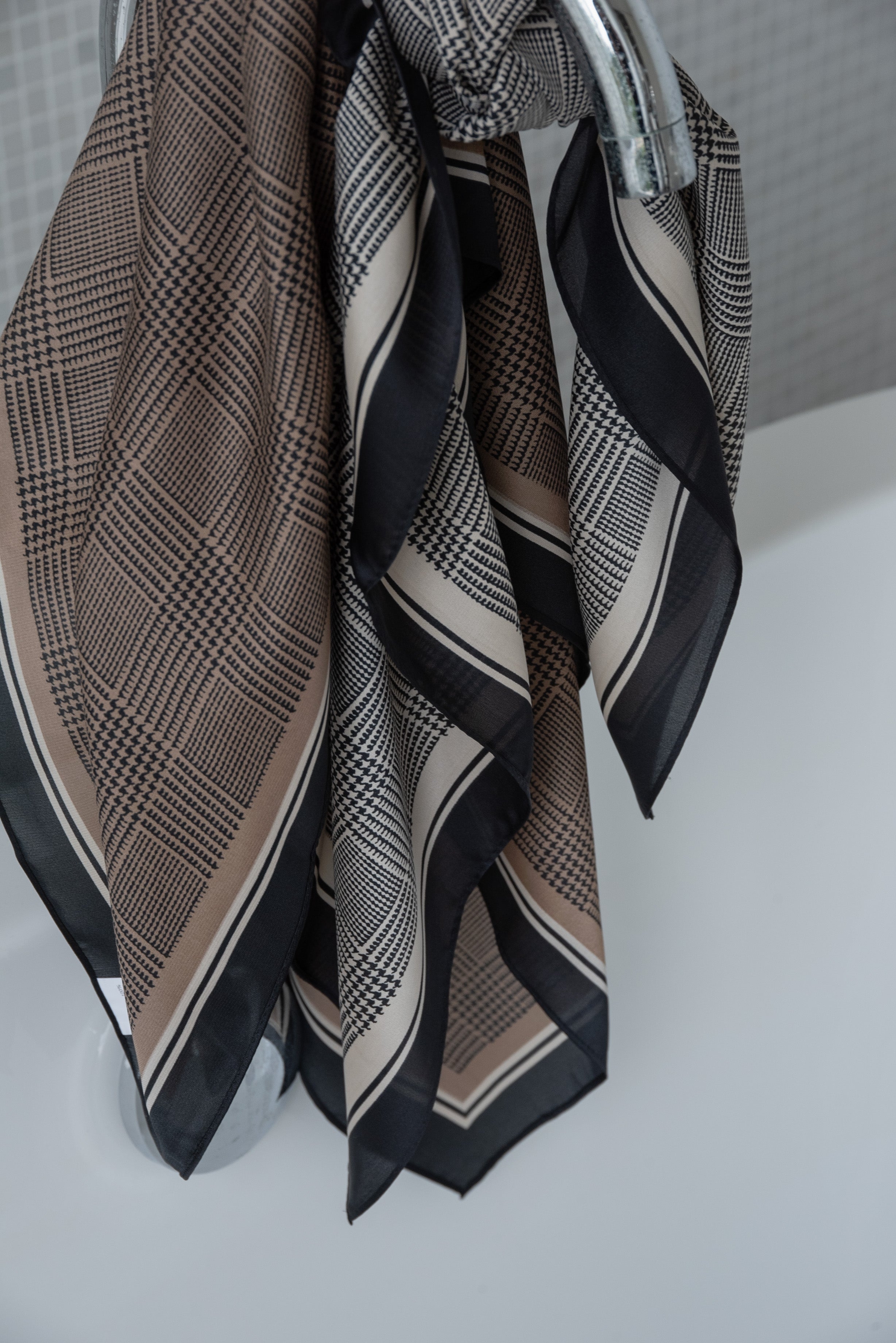 houndstooth like square scarf – eim online（エイム オンライン）