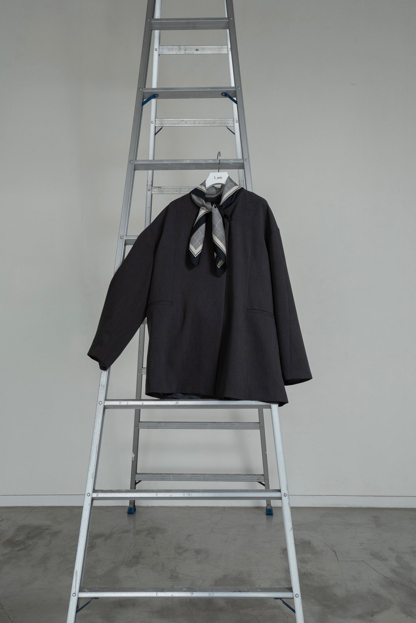 loose silhouette collarless jacket