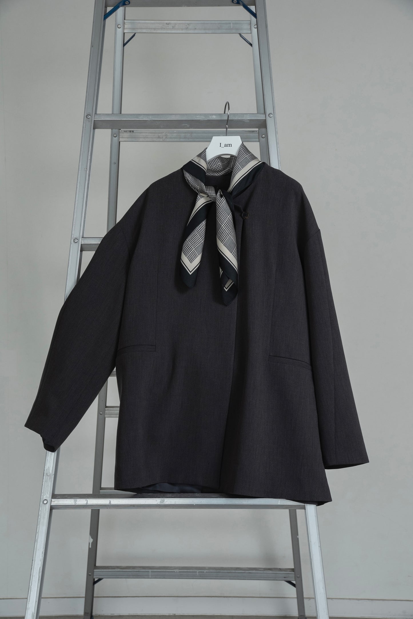 loose silhouette collarless jacket