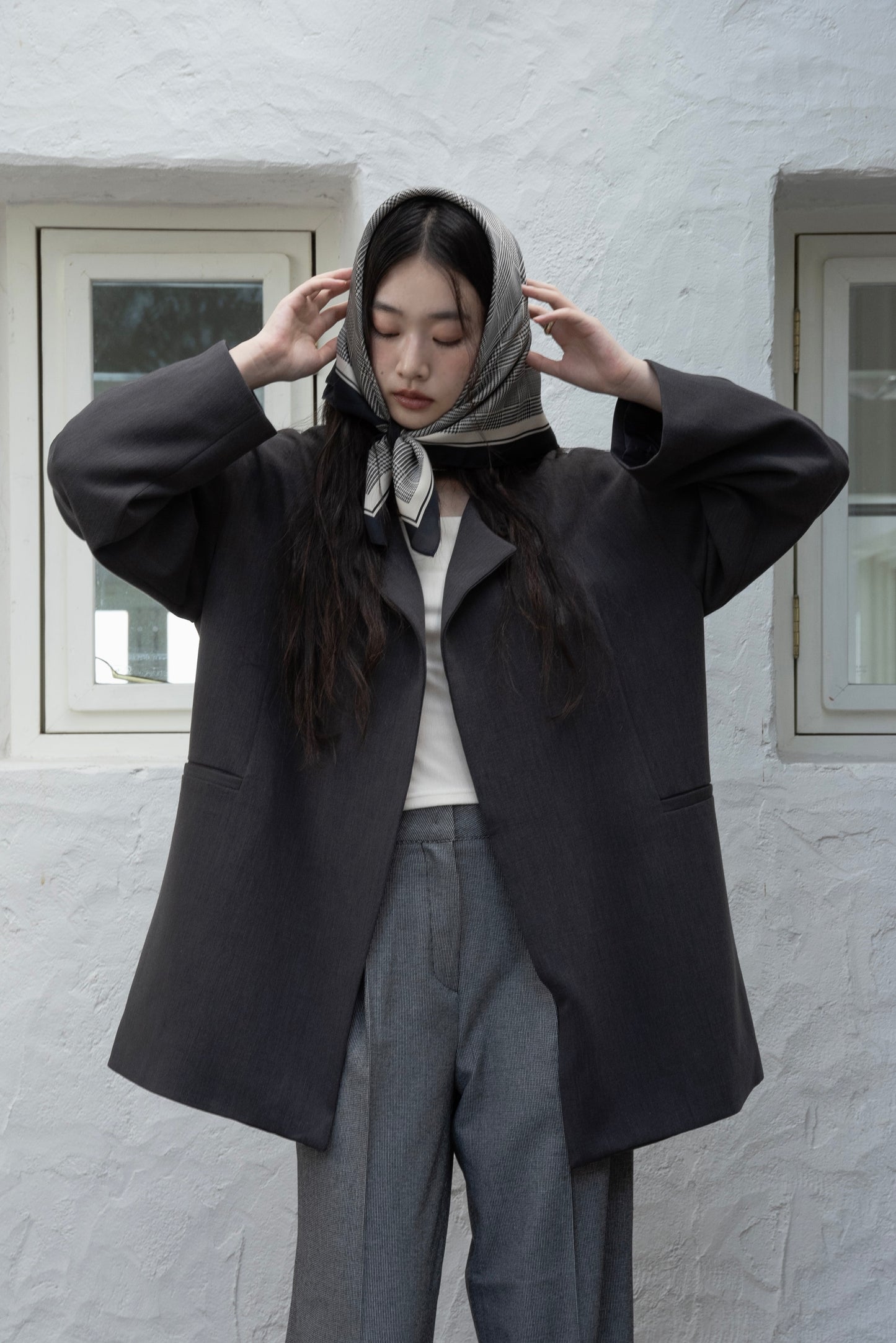 loose silhouette collarless jacket