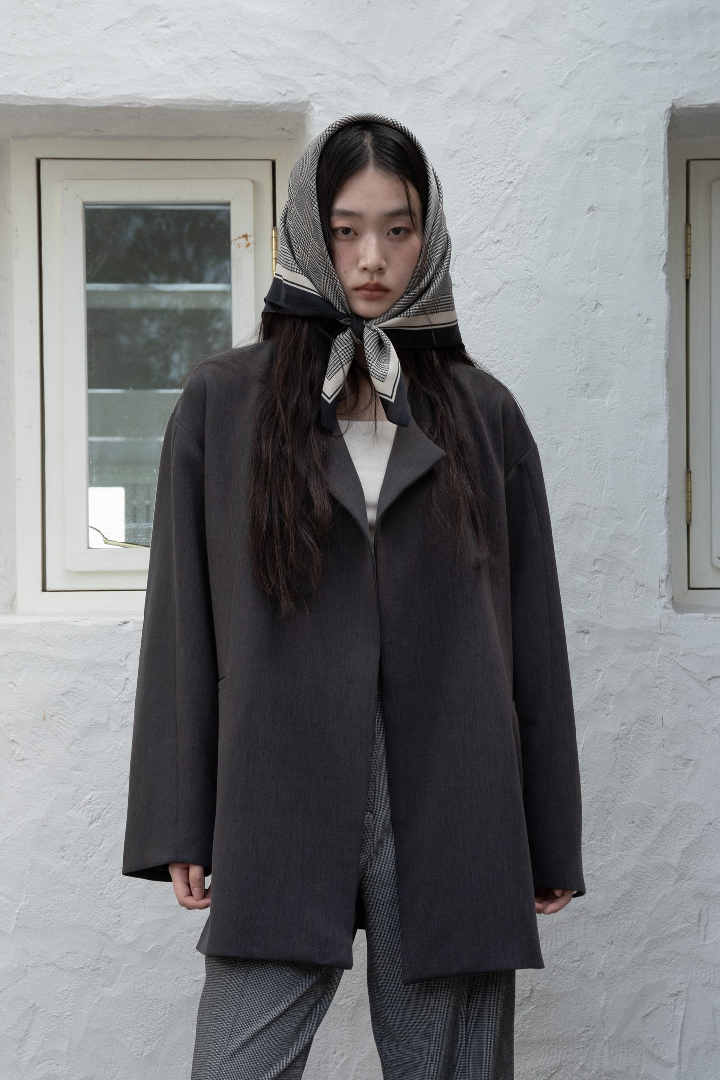 loose silhouette collarless jacket