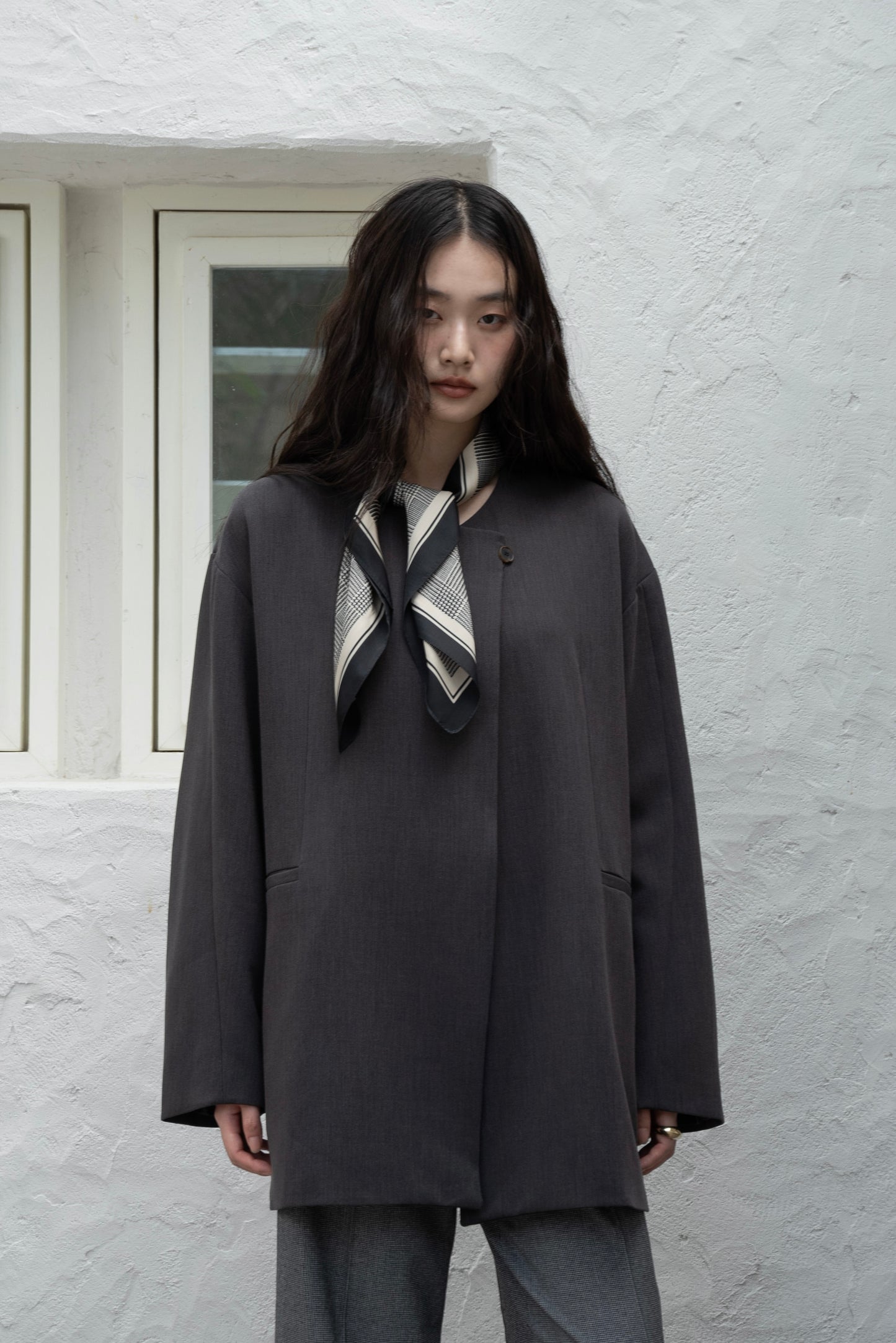 loose silhouette collarless jacket