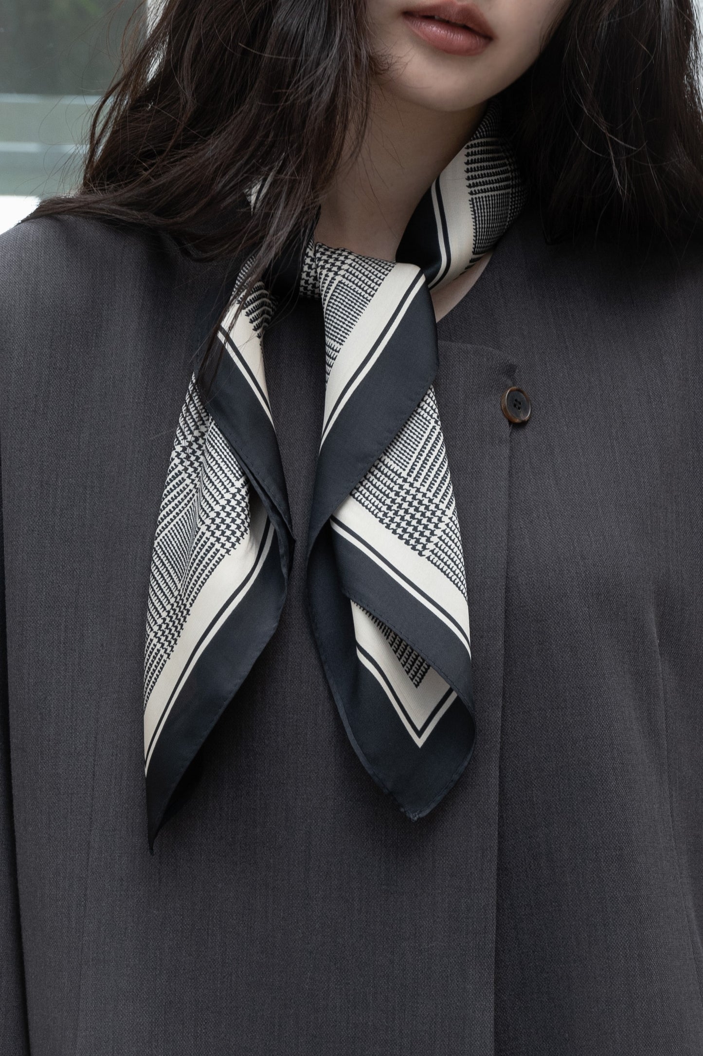 loose silhouette collarless jacket