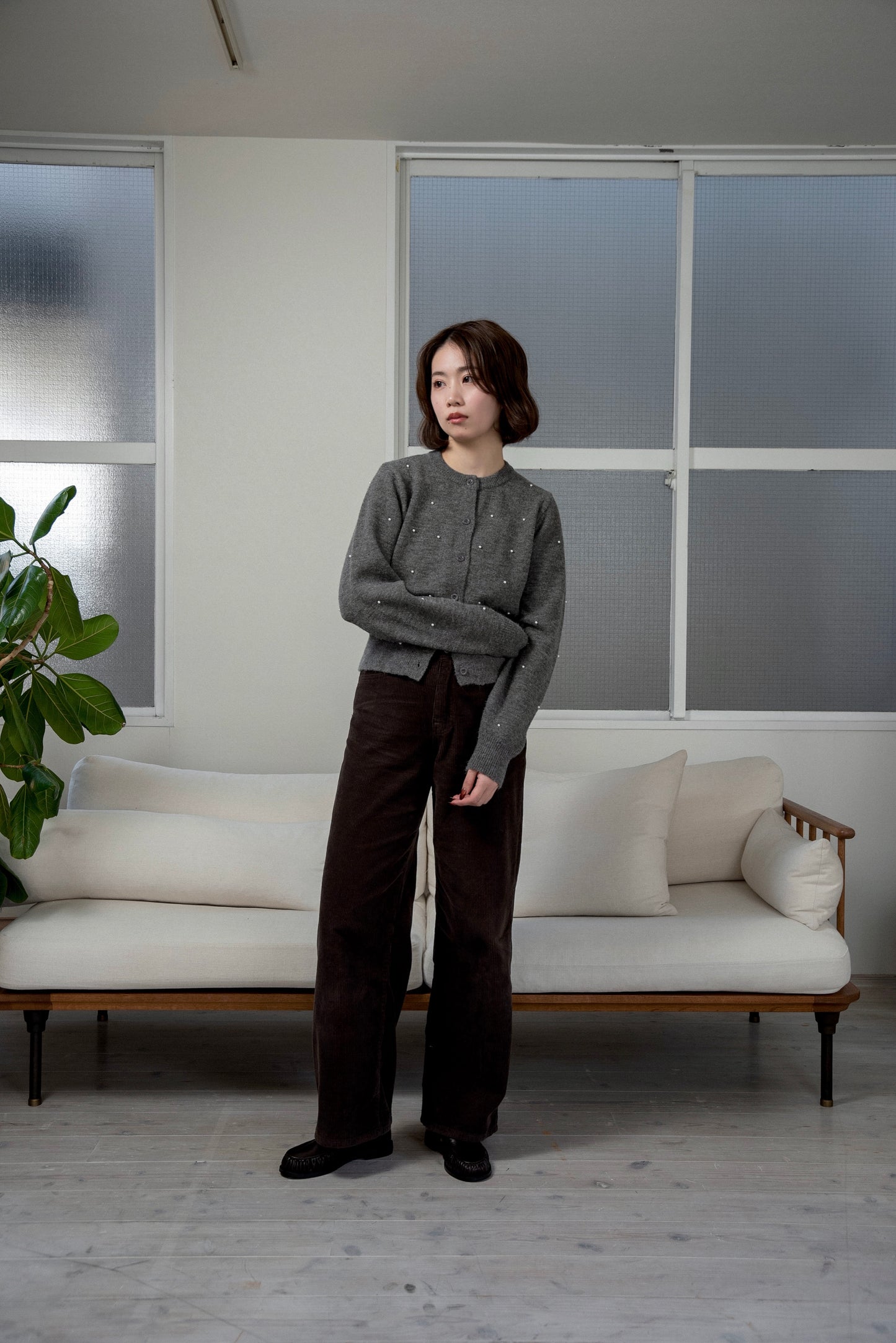 pearl like simple silhouette cardigan