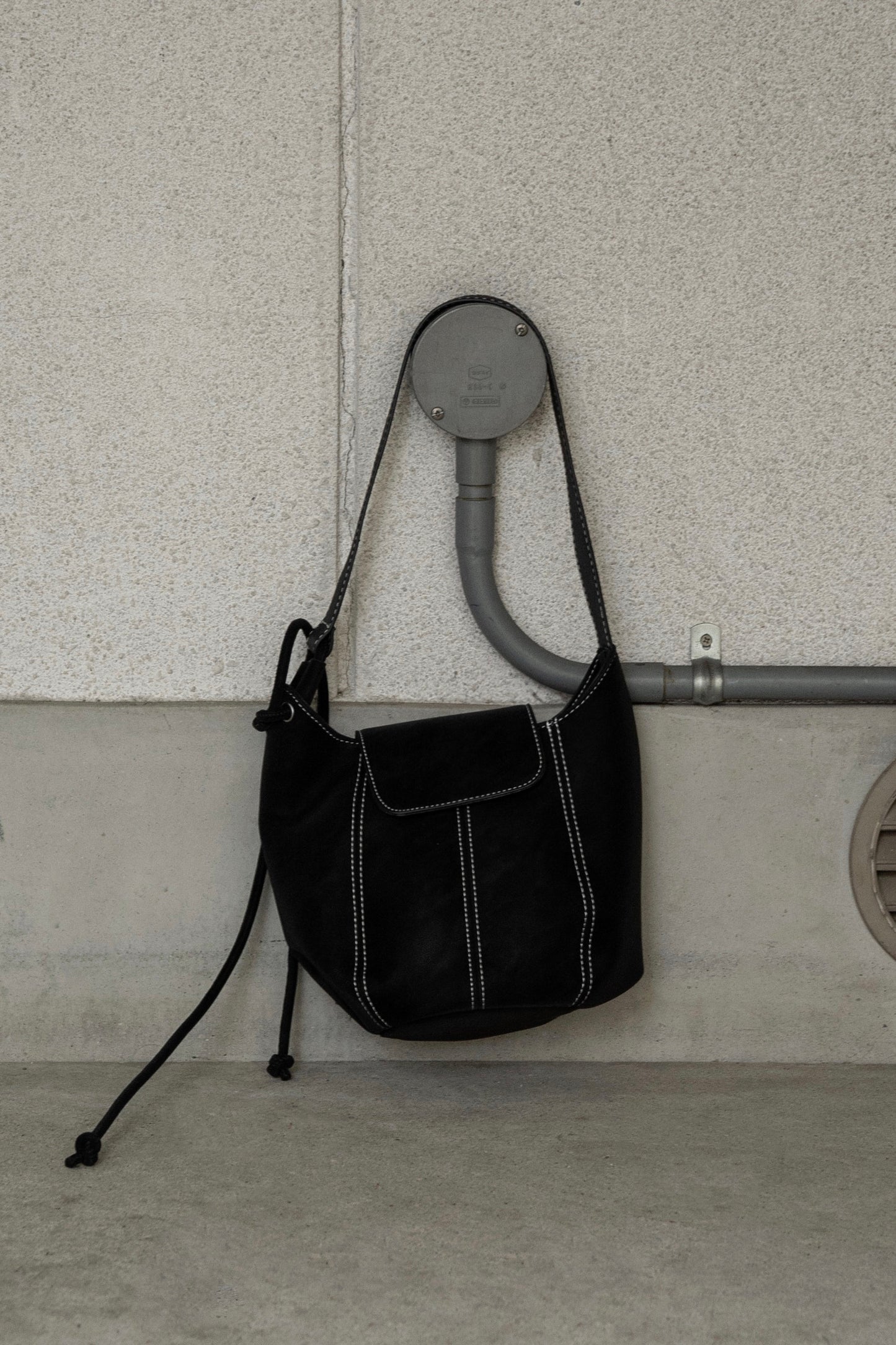 2way round form flap bag