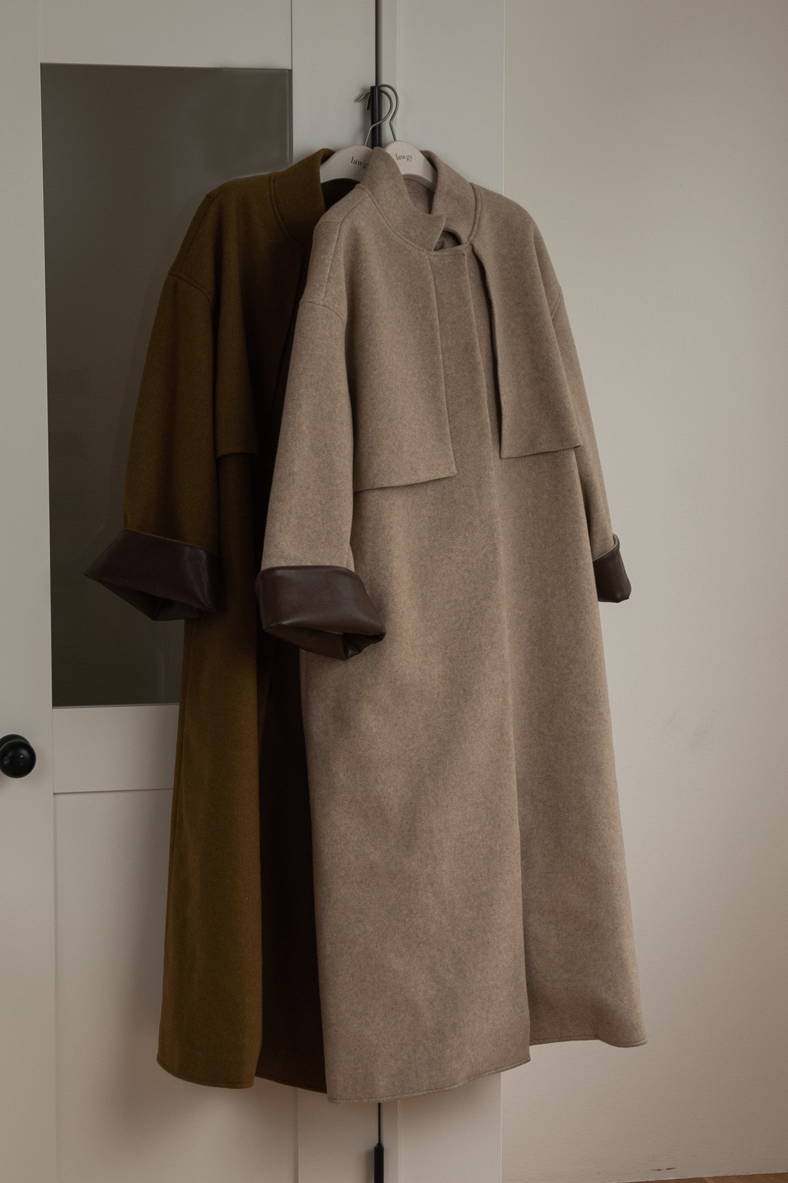 stand neck leather cuff coat – eim online（エイム オンライン）