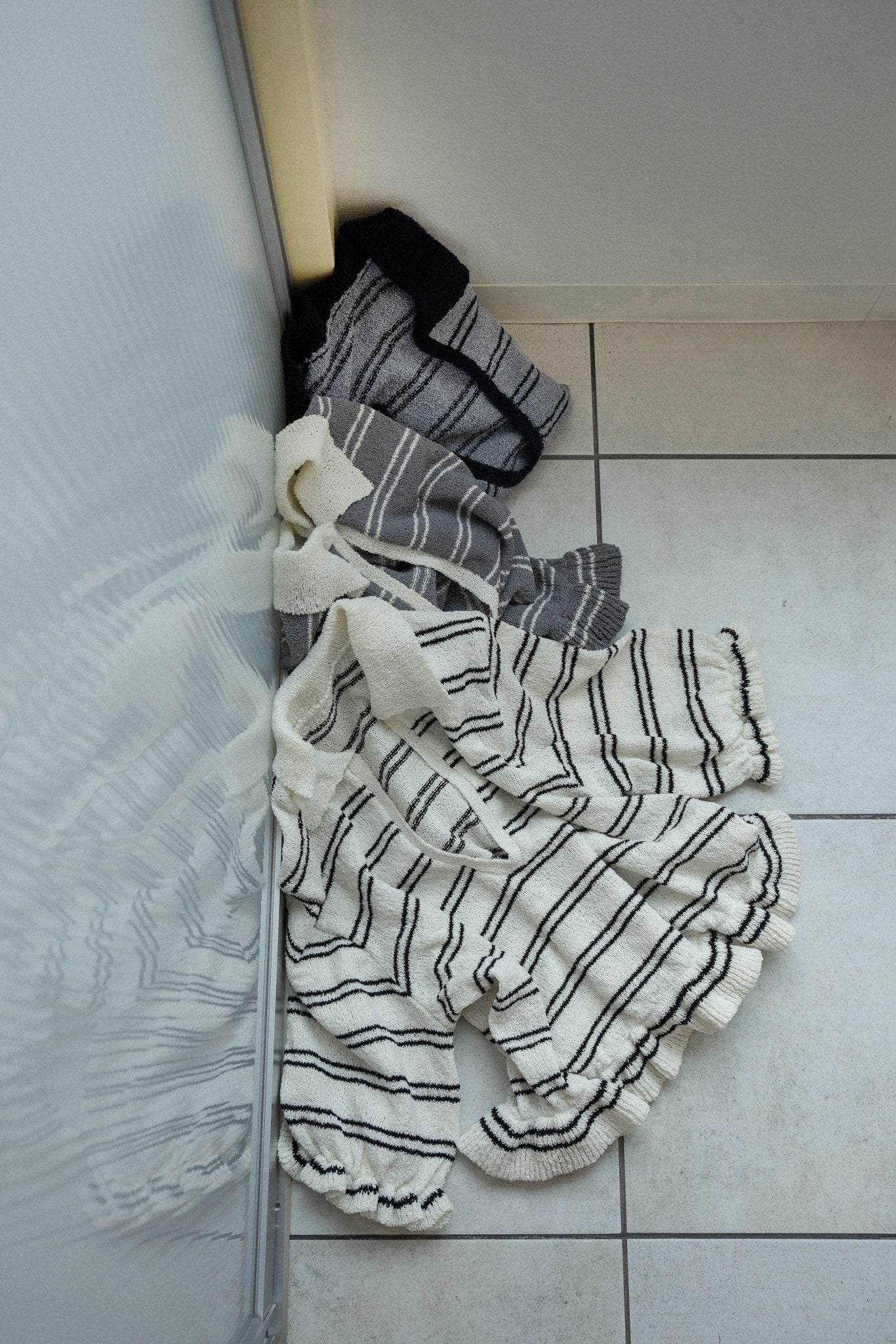 u neck frill border knit tops