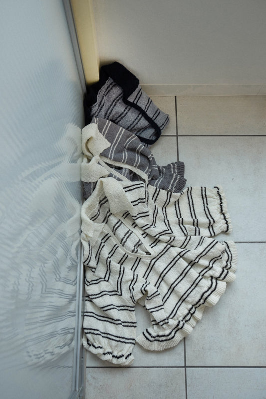 u neck frill border knit tops