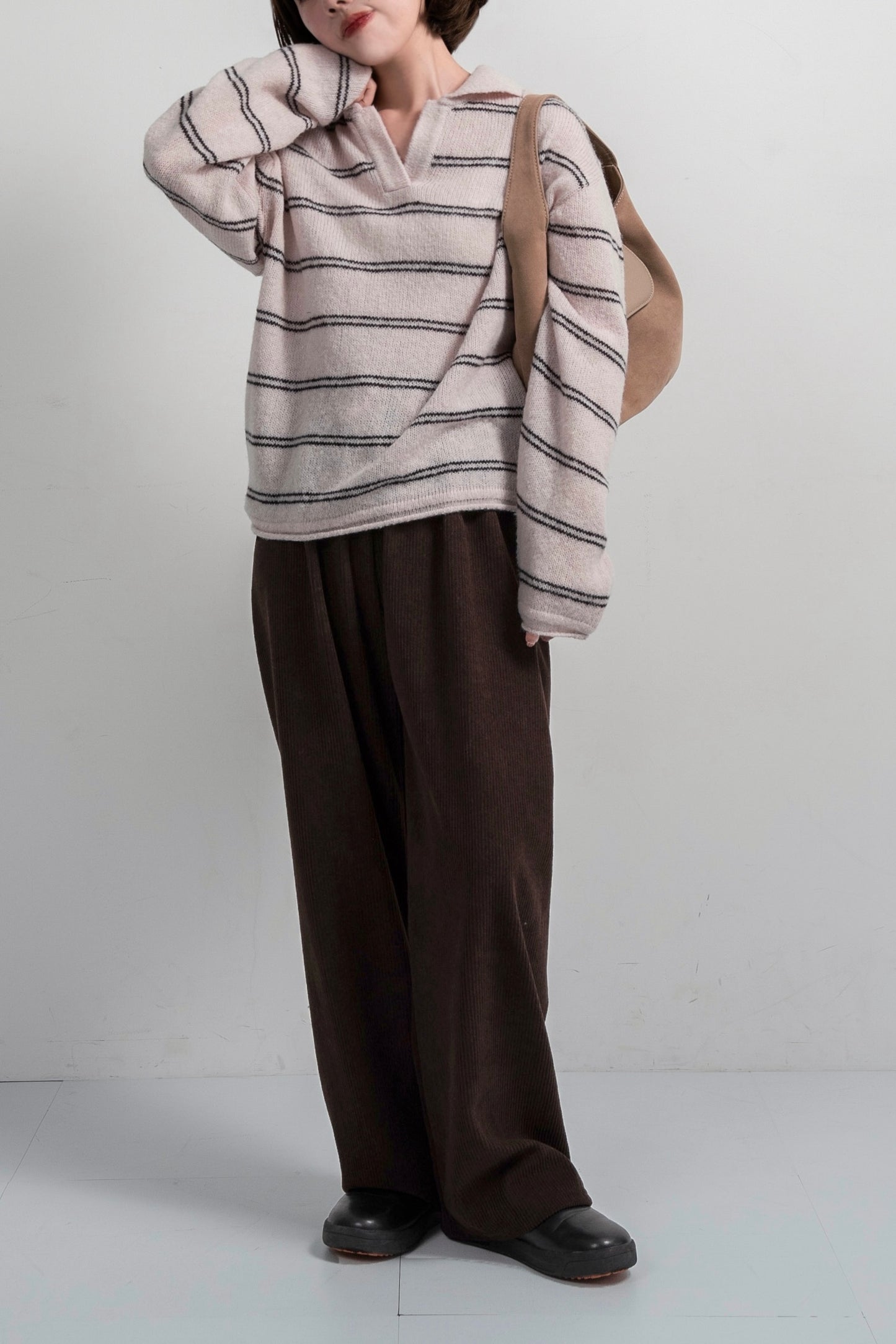 loose double border key neck knit