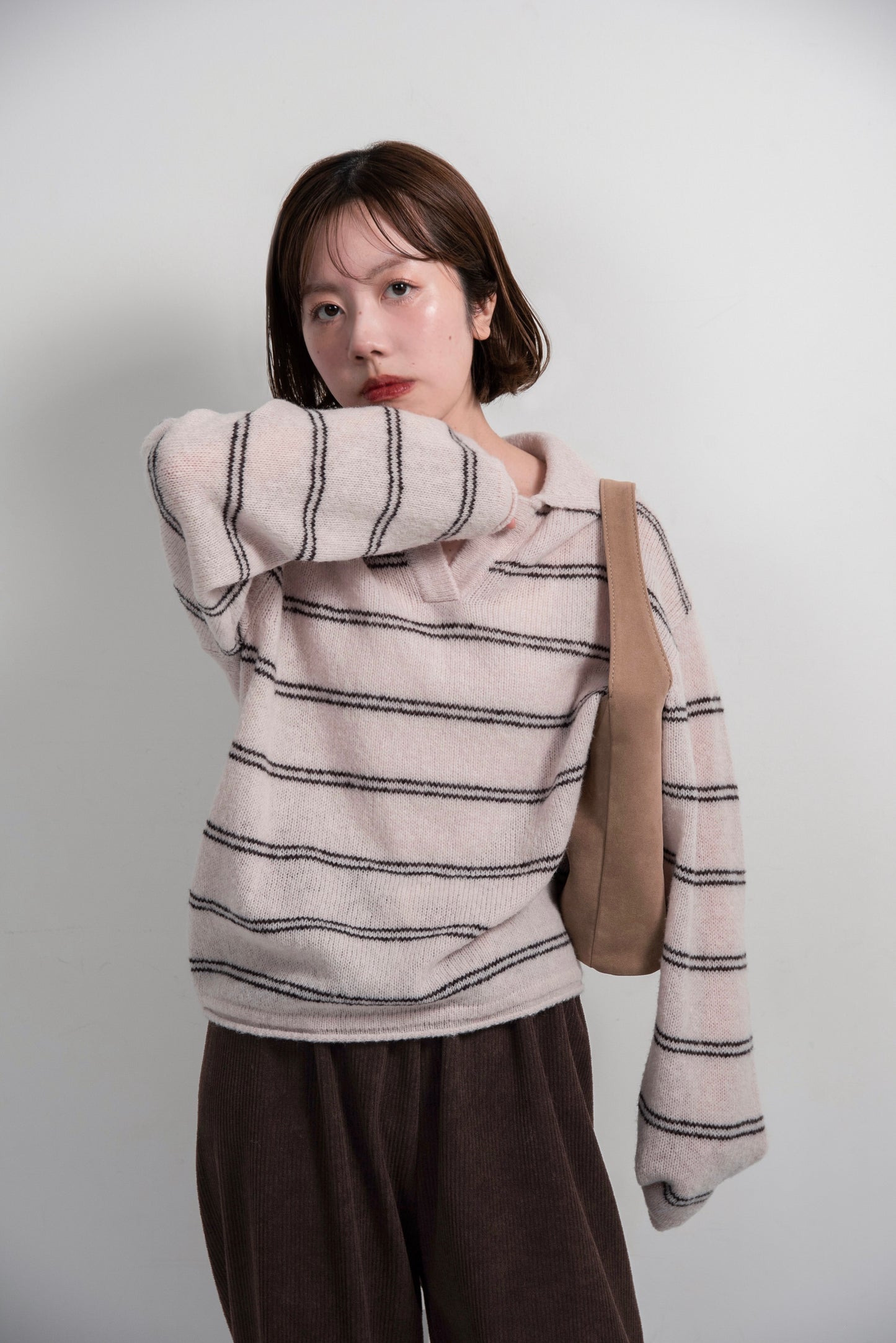 loose double border key neck knit