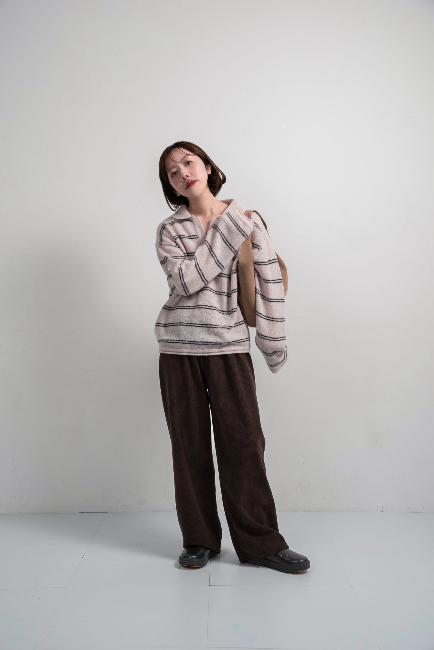loose double border key neck knit