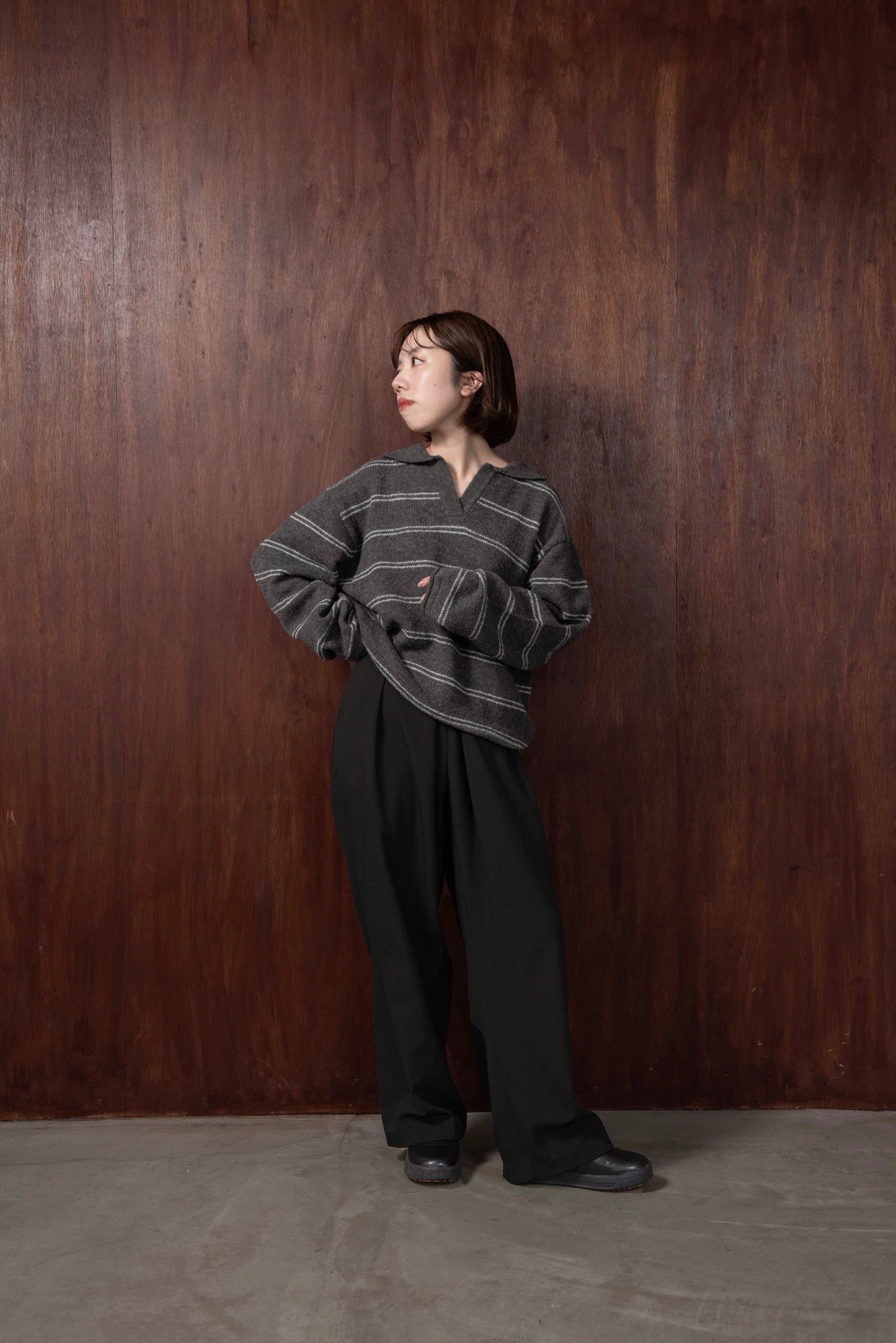 loose double border key neck knit