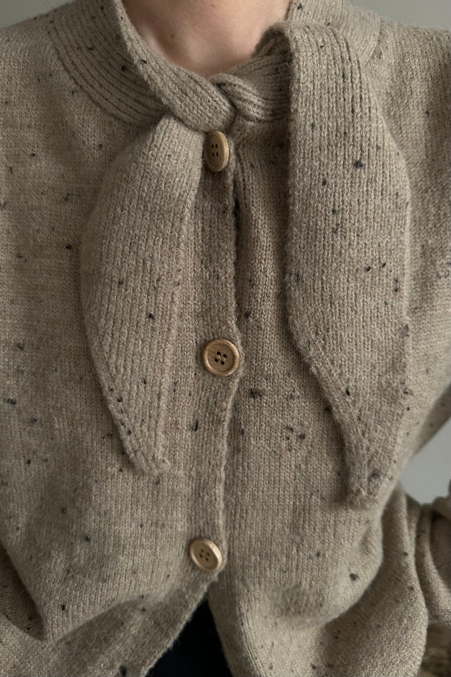 grain tie wood button knit