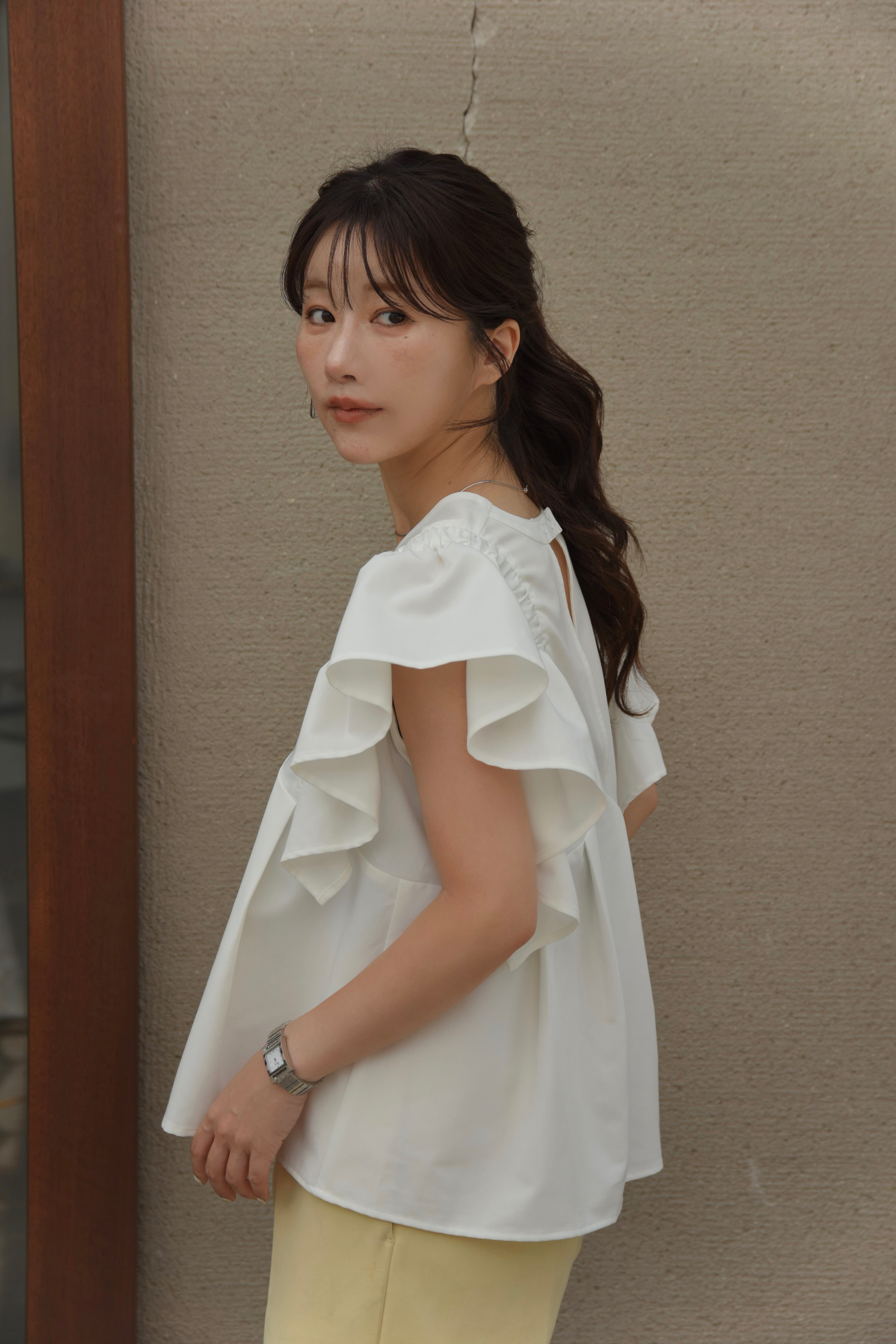v neck shoulder frill blouse – eim online（エイム オンライン）