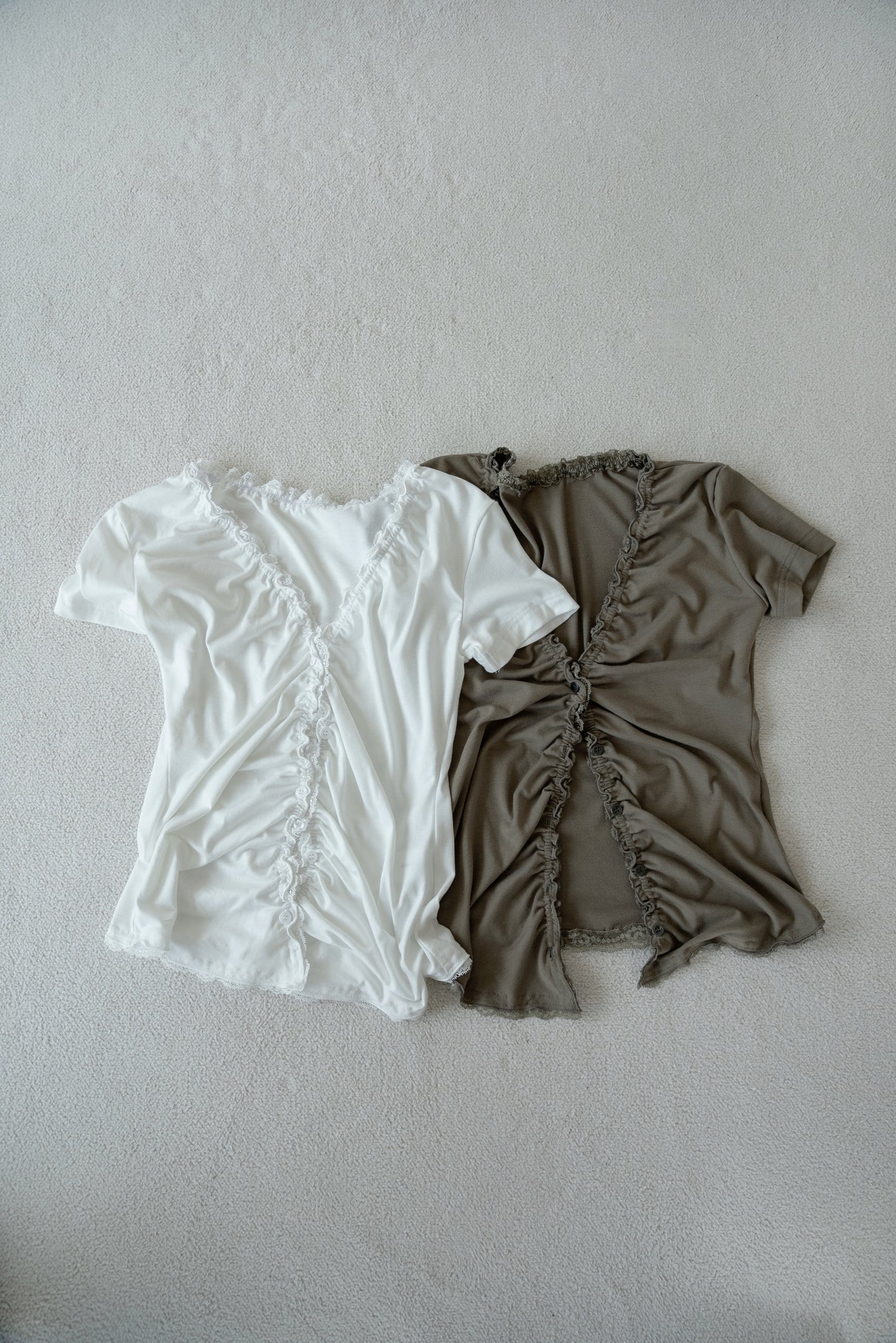 gathered accent lace trim tops【eim plus+限定アイテム】