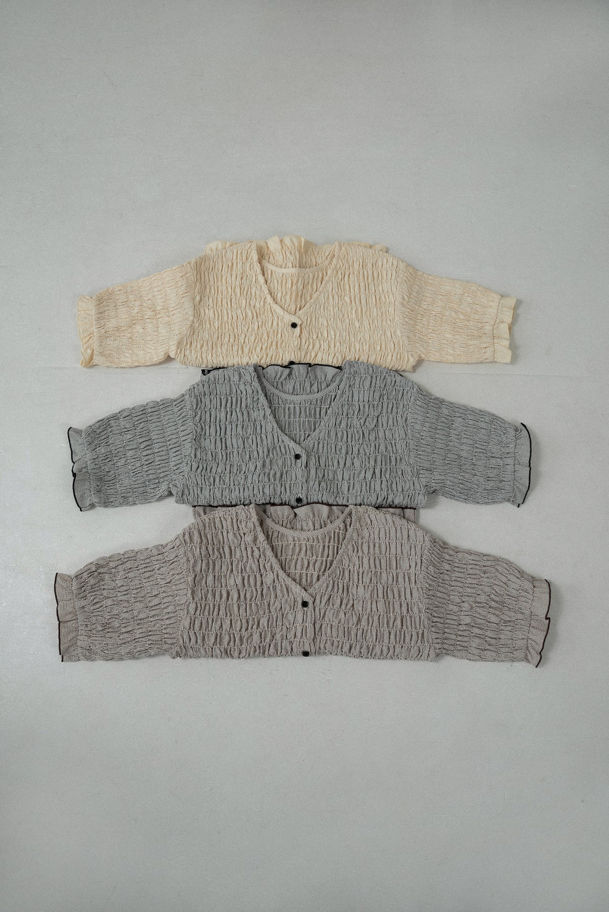 button point v neck shirring blouse