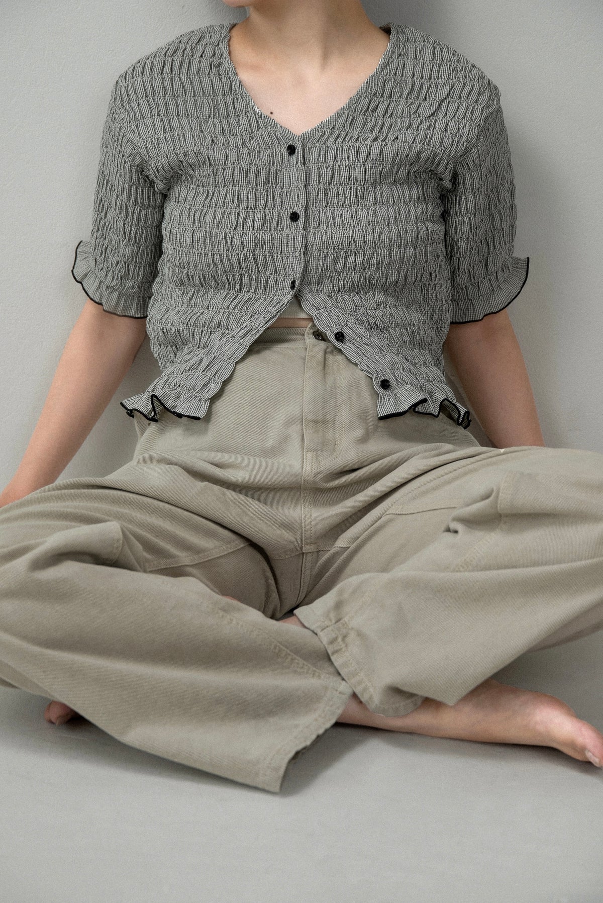 button point v neck shirring blouse