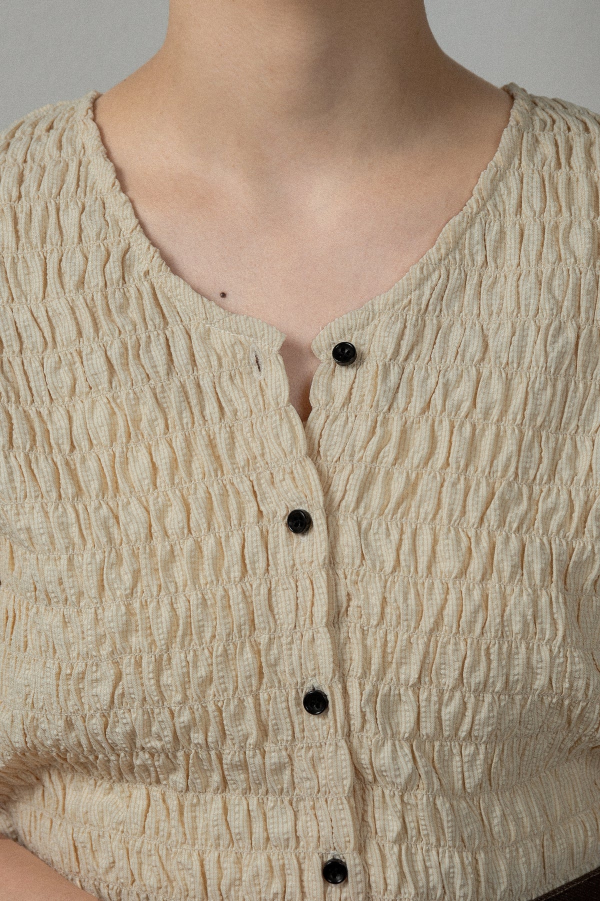 button point v neck shirring blouse