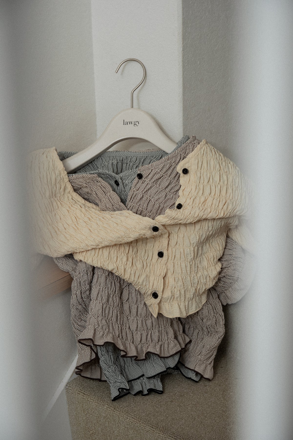 button point v neck shirring blouse
