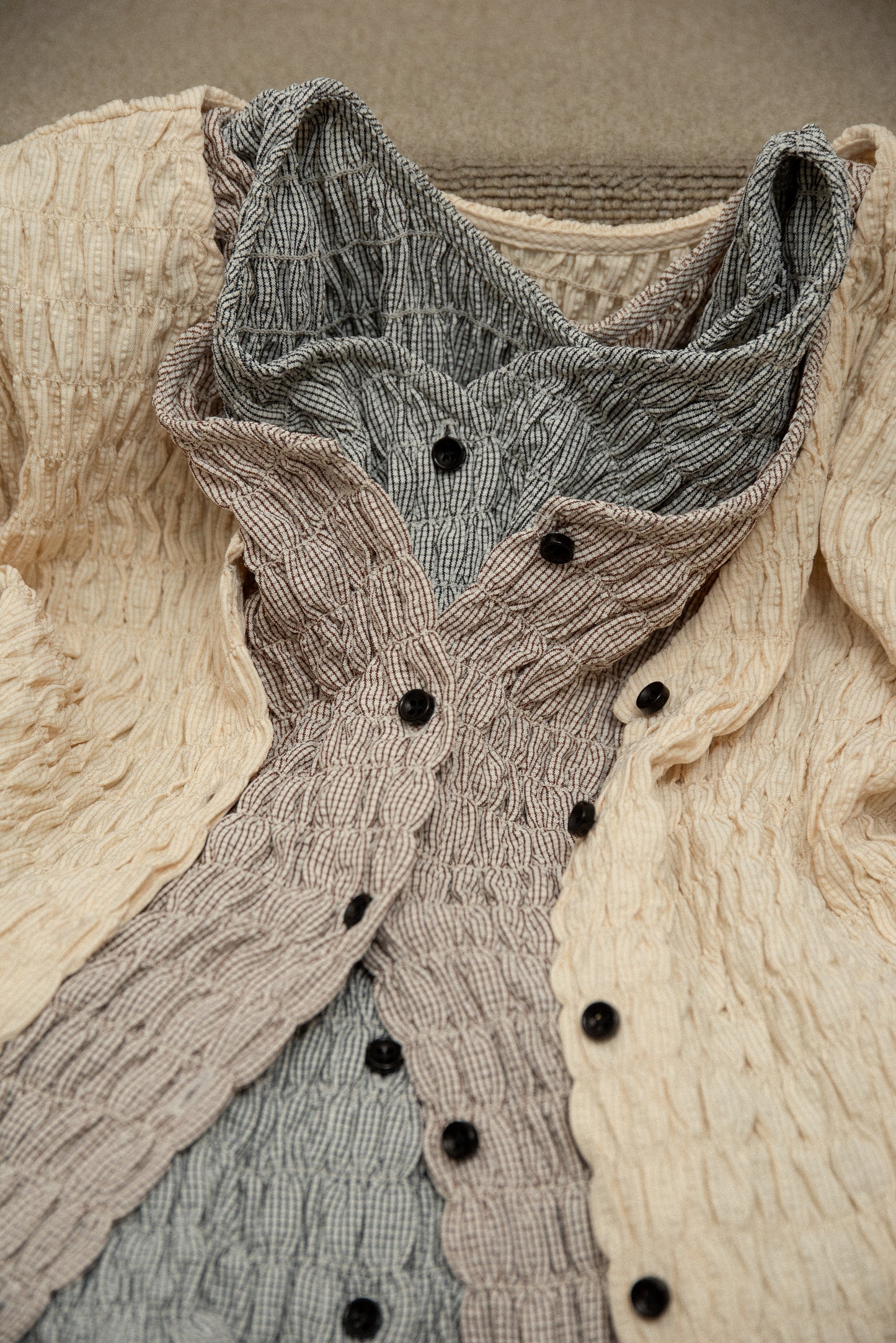 button point v neck shirring blouse